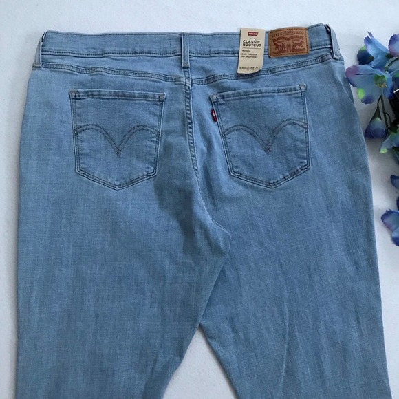 Levi's NWOT Light Wash Classic Bootcut Jeans Women 18/34 - Picture 6 of 10
